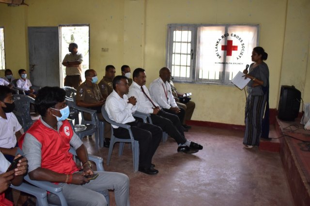 මස්කෙළිය සමන්එලිය විද්‍යාලයේ දරුවන්ට පාසල් උපකරණ සහ වියලි ආහාර ද්‍රව්‍ය බෙදා දෙයි